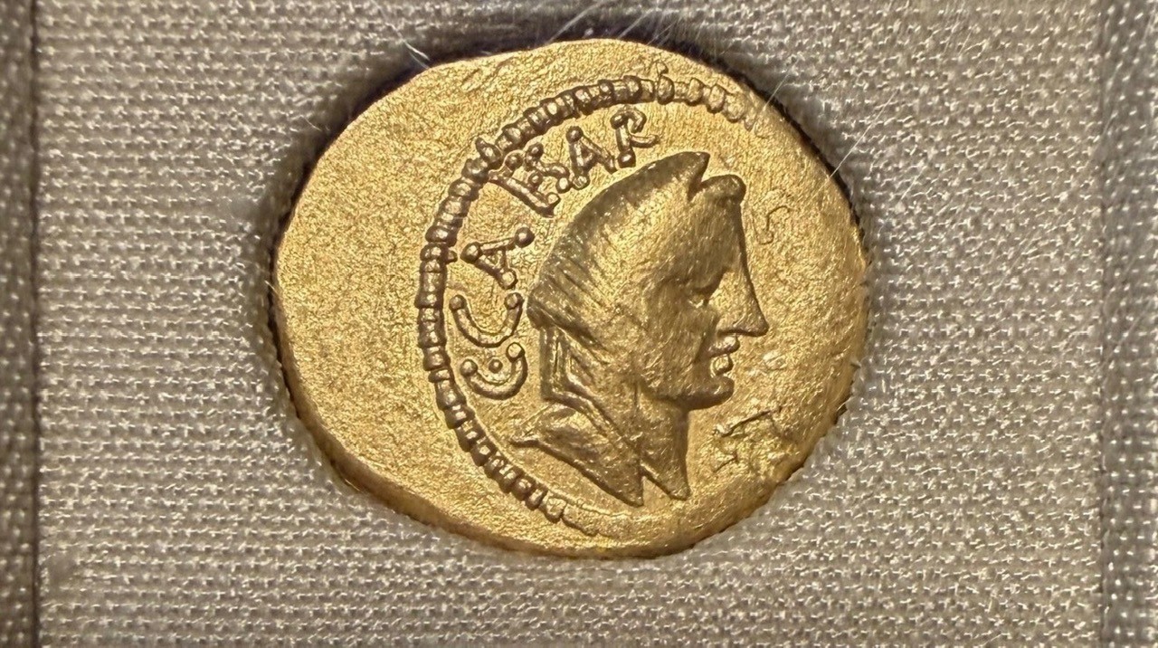 46 BC Julius Caesar Rome Gold Aureus Aulus Hirtius Very Fine